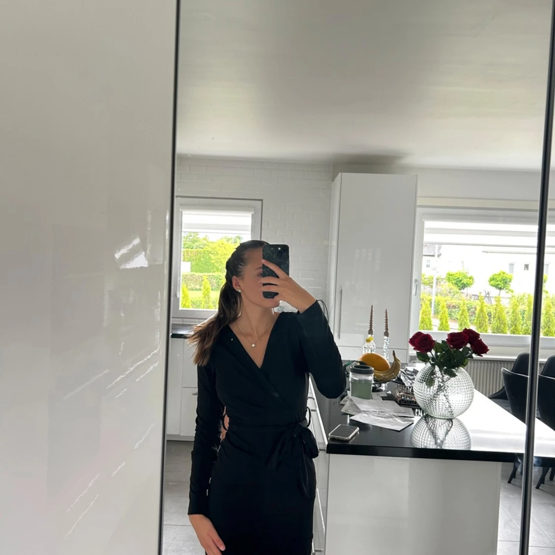 Svart klänning med knytband