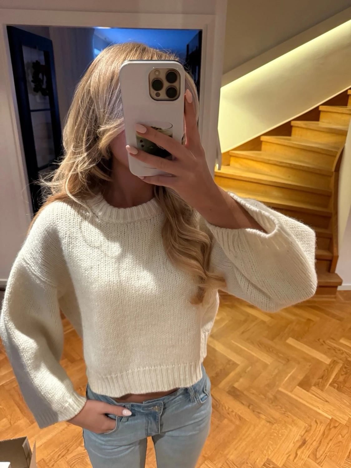 Ljusvit stickad croppad tröja