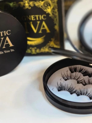 Magnetiska lösögonfransar Magnetic Diva - ✨ Magnetic DIVA ✨ Skönhet som drar blickarna till sig Upptäck en skönhet som fångar uppmärksamhet – helt utan ansträngning 💫 Magnetic DIVA-fransar ger dig: 💎 En naturlig och lyxig look 🧲 Enkel och säker magnetisk fästning ⏱️ Snabb applicering – helt utan lim ♻️ Återanvändbara 👁️ Lätta och bekväma hela dagen Förpackningen innehåller två exklusiva lager: ✨ Första lagret: Hela fransar som kan anpassas efter din stil ✨ Andra lagret: Halvfransar i tre olika tätheter perfekta för alla looks 