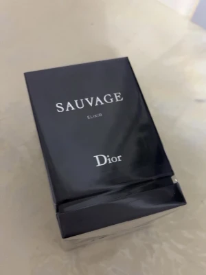 Dior Sauvage Elixir parfym 100ml  - Sauvage Elixir från Dior – en ikonisk parfym i snygg förpackning. Perfekt för dig som vill sticka ut med stil. Passar dig som gillar exklusiva och trendiga dofter.