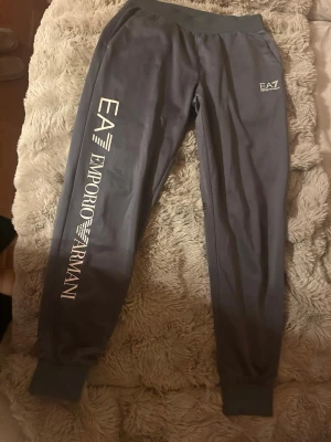 Emporio Armani byxor - I storlek M 