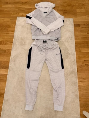 Mc kenzie tracksuit storlek L  - McKenzie tracksuit i storlek L i nytt skick, oanvänd. Både plaggen är storlek L. 