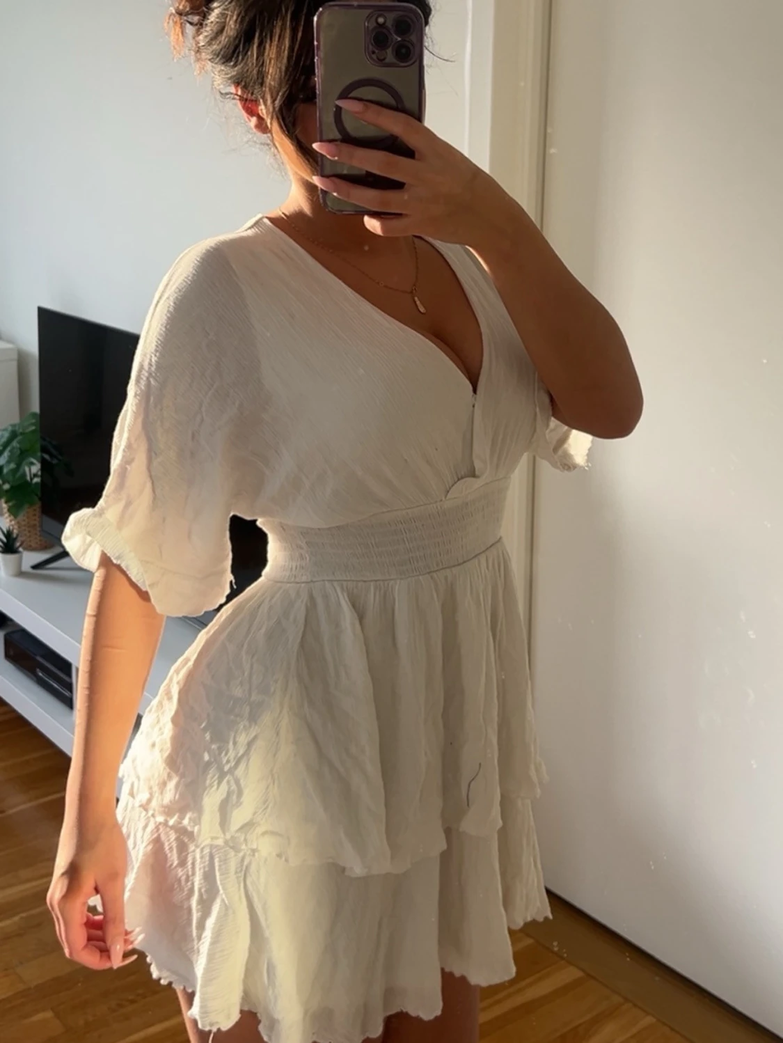 Vit omlottklänning med volanger