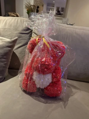 Evighetsrosor nalle - En nalle men evighetsrosor röd men ett vitt hjärta.  Perfekt nu till alla hjärtans dag. Plasten runt är lite sönder på sidan se sista bild men de går säkert att tejpa lite.