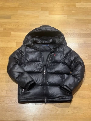  Polo Ralph Lauren Jacka - Säljer nu min jacka då jag ska testa lite ny stil, bra skick och har används en säsong. Enda trasig ser du bild 3 men lagat hos sömeska. Inga skambud och fraktas snabbt! Skriv vid frågor 