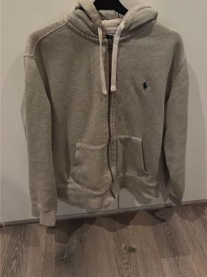 Ralph lauren zip - 8/10 cond kom med bud strl M men sitter som S
