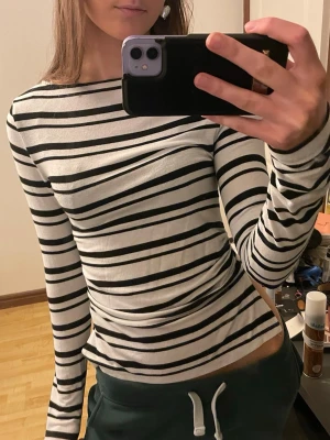 Randig långärmad topp  - Randig långärmad topp som är rynkad i sidan. Väldigt skönt material! Använd en gång