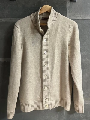 Stenström cardigan/kofta - Hola 👋• säljer denna as snygga koftan i lyxigt material från stenström• Storlek M• Pris 2699kr då den kostar 3800kr ny och är inprinsip ny då den har används väldigt få tal gånger• skick 10/10• för fler frågor eller bilder skriv i pm• Caio 👋