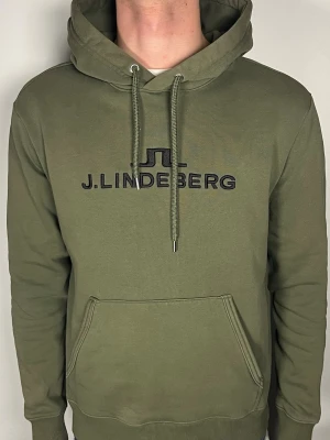 J.Lindeberg hoodie  - Säljer en riktigt snygg och trendig J.Lindeberg hoodie  i fint skick, storlek M, vid frågor är det bara att skriva //Gramenti