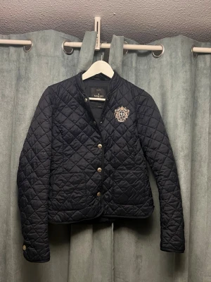 Morris  - Snygg mörkblå quiltad jacka från Morris med silver knappar. Jackan passar Xs/S vid snabb affär kan priset diskutera :)