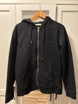 Burberry Hoodie  - Svart burberry hoodie/kofta, i bra skick, använda ej därav till salu! Riiiktigt stilren kofta! Pm vid fler frågor!