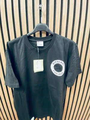 Svart t-shit - Svart t-shirt med rund hals och korta ärmar. Tillverkad i mjuk bomull för skön känsla och clean look.