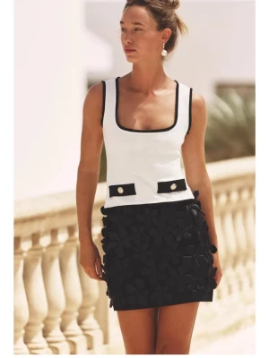 Zara topp med guldknappar - Snygg ärmlös linnetopp i svart med vita detaljer och dekorativa guldknappar framtill. Toppen har  vita volangkanter längs hals och ärmhål. Säljer denna topp pågrund utav att den är för stor. Helt oanvänd och köpt för 329kr. 