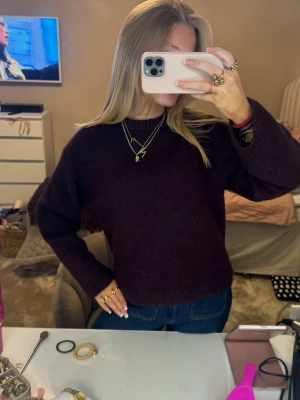 Stickan vinröd tröja  - Söt och fin, nästan aldrig använd faktiskt