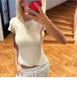 Vit omlottopp zara  - Säljer en zara topp som inte säljs längre!!