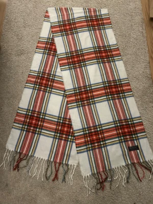 Burberry scarf - Oandvänd halsduk från burberry med starka färger. Pris kan diskuteras!!