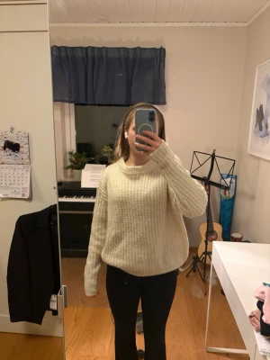 Vit stickad tröja  - Mysig vit stickad tröja från Lager 157 i storlek XS. Tröjan har rund halsringning och långa ärmar. 