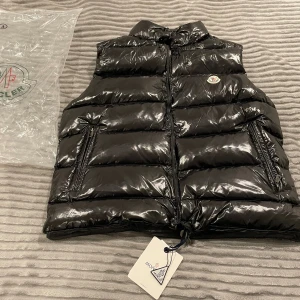 Moncler väst  - Aldrig använd fråga för fler bilder Moncler påse ingår. Nfc