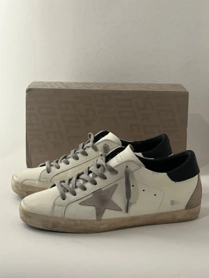 Vita Golden Goose - Säljer dessa feta Golden Goose | Storlek 46 | Skick 8/10 | nästan nyskick (går att lätt tvätta bort befintligt smuts)| priset kan diskuteras vid snabb affär | Låda och dustbag finns | skicka dm vid frågor.