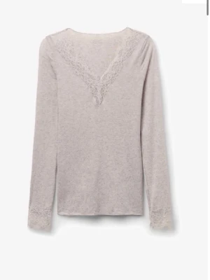 intimissimi  - säljer denna tröja då den inte kommer till använding längre. använt typ 6-7 gånger. bara att skriva ifall man vill ha fler bilder på tröjan på osv! 