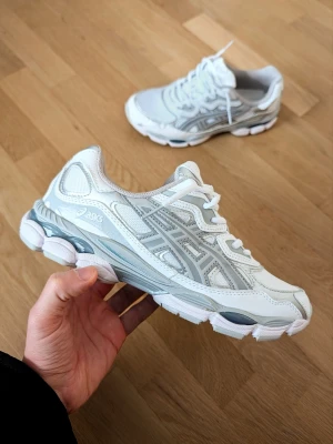 Asics GEL-Nyc - Storlek 42 - Asics Gel NYC i vitt och silver. Storlek 42. Säljes billigt då jag är osäker på om de är äkta.
