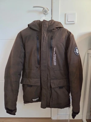 Black Squad Jacka - Black Squad vinterjacka i storlek XS. Färgen är militär färg (mörk grön). Håller värmen bra. Använd några gånger men inte något som syns.