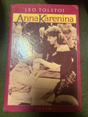Anna Karenina - En klassisk roman om kärlek, passion och samhälle i 1800-talets Ryssland. Perfekt för dig som gillar dramatiska berättelser och vill dyka in i en värld av aristokrati, känslor och livsöden. Omslaget pryds av en ikonisk filmscen med Greta Garbo.
