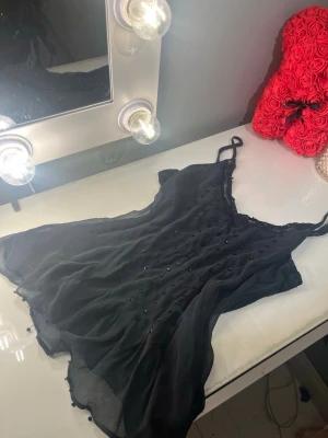 Festtop - Super fint linne med bling detaljer. Sitter jätte fint,  kollar upp märket om nån vill o tveka ej på o ställa andra frågor