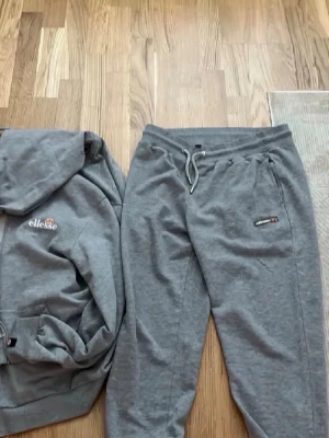Ellesse tracksuit storlek M - Schysst Ellesse tracksuit i mycket bra skick och passar perfekt nu under vintern