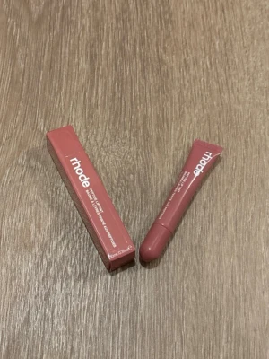 Rhode Peptide Lip Tint Salty Tan - Helt ny, i orginalförpackningen oöppnad🤍 Rhode Peptide Lip Tint i färgen Salty Tan