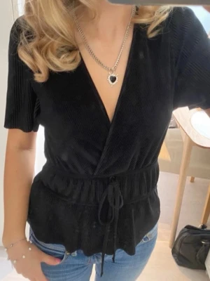 Svart topp - Ett pyttelitet hål vid etiketten (se sista bilden)