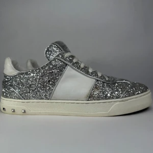 Valentino Garavani Flycrew  -  Jättefina 🌸 Valentino Flycrew I storlek 39 passar även 38 Skorna är i bra skick 8/10 nypris ca 7000 kr en nit har åkt av. Hör av dig om du har en fråga eller fundering