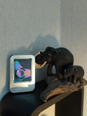 Fidget spinner  - En metallisk fidget spinner i regnbågsfärger med tillhörande metall burk. Snyggt att ha på hyllan och riktigt nice mellan fingrarna. Super satisfying då den är rätt så tyst men man känner hur den snurrar (svårt att förklara med ord)