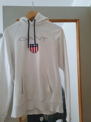 Vitt fin Gant hoodie medium - Gant tröja storlek medium. Behaglig vitt nyans. 