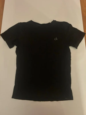 Svart Calvin Klein T-shirt  - Säljer denna svarta Calvin Klein T-shirten då den blivit för liten 
