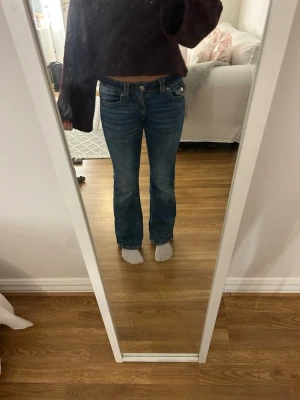 Blå bootcut jeans Gina Tricot - Blå jeans från Gina Tricot i storlek 152. De har bootcut-modell med låg midja och en extra ficka. Jag säljer dem för att dem inte används längre och har blivit lite små (jag är 157) skriv gärna om ni har frågor och priset är diskuterbart 💕jeansen tvättas innan jag skickar iväg dom 💕