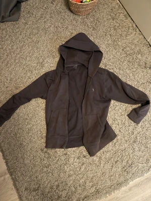 Grå hoodie från Ralph lauren  - Säljer en grå hoodie från Ralph lauren den är i storlek S billigare vid snabb affär 