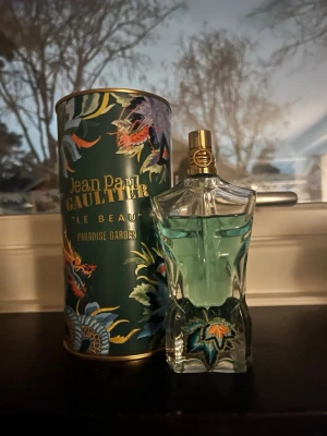 Jean Paul Gaultier Le Beau - Le Beau Paradise Garden från Jean Paul Gaultier har en unik flaska med färgstarka detaljer och levereras i en cool, mönstrad förpackning. Perfekt för dig som vill sticka ut och addera lite edge till din stil.