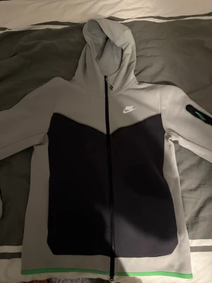 Nike tech fleece zip hoodie (finns även matchandd byxor) - En nike tech fleece zip hoodie i ett mycket bra skick. Använd endast några få gånger. Som ny! Finns även matchande byxor!