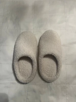 Vita mysiga tofflor💗 - Jättefina tofflor och knappt använda. Jag har 38.5 i skostorlek och de är tyvärr lite för små