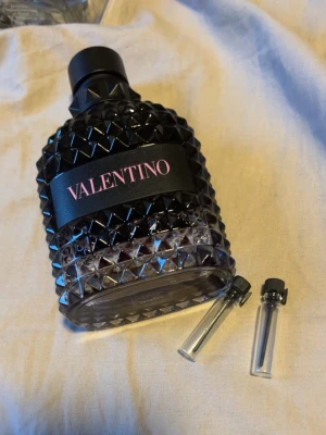 Valentino born in Roma intense 1,3,5ml - Säljer samples på valentino born in Roma intense 1ml 25kr 3ml 69kr 5ml 99kr