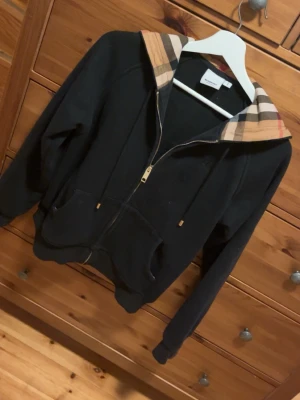 Svart burberry hoodie  - Svart burberry zip hoodie med luva , som ny 