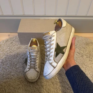 Golden Goose sneakers - Tjena! Säljer ett par Golden goose sneakers i ganska slitet skick. De är i storlek 42,5 och box ingår. Hör gärna av er vid frågor och funderingar!🤗Äkthetsbevis finns! 