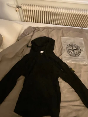 Stone Island Zip Hoodie - Stone Island zip Hoodie helt ny grym kvalité och passform. Storlek Large 