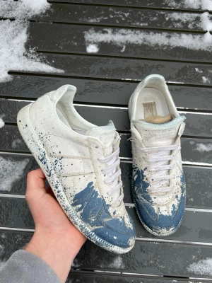 Maison margiela gats paint splatter  - Tja! Säljer dessa sjukt feta och sällsynta margiela gats! Size 40 fits 41 ! Skick 8/10! Självklart äkta!  Box+2 dustbags ingår! Hör av dig vid minsta fundering 🙌😊