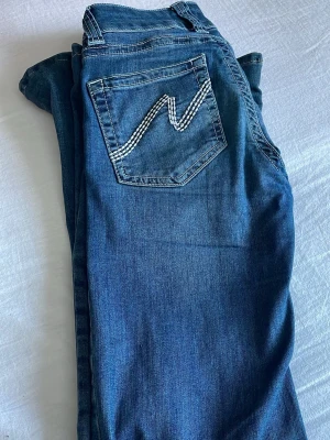 Snygga jeans!!  - Populära jeans ifrån Nelly. Jeansen har dubbel knappar där fram och en cool design på backfickorna. Postar inom 24 timmar!!💕