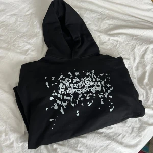 Maison margiella hoodie - Maison margiella hoodie i nyskick storlek M men passar L
