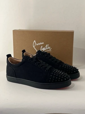 Svarta Loubs med taggar  - Säljer dessa feta skor. Självklart följer lådan med. Skick 9/10 inga defekter. Vid snabb affär kan jag få ner i pris. Hör av dig vid frågor.