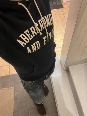 Abercrombie & Fitch Hoodie - Exklusiv Mörkblå "Abercrombie & Fitch” hoodie med snygg vit A&F logga på bröstet. Tröjan är urtvättad men är använd sparsamt och har inga större defekter Modelen på bilden är 183cm lång. Hör av dig vid minsta fundering! 😁🙌