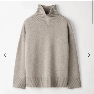 Intressekoll Soft Goat tröja - Kollar intresse på min jättesnygga Boyfriend Turtleneck i färgen Greige från Soft Goat, köpt nu i vintras och är i nyskick. Skulle kunna sälja för 3200